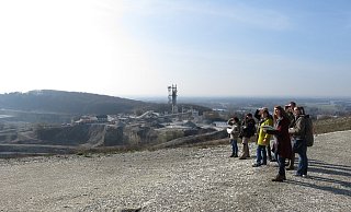 Gemeinsam mit Bürgermeisterin Anne Rodenbrock-Wesselmann luden Vertreter von GEG und Kreis Gütersloh im Frühjahr die Landschaftsplanerin Melanie Schnieders auf die Deponie ein, um Standorte für die geplanten Stationen zu besichtigen. - GEG