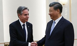 Chinas Staats- und Parteichef Xi Jinping begrüßt US-Außenminister Antony Blinken. - Leah Millis/Pool REUTERS/AP/dpa