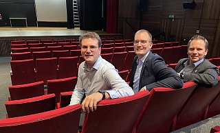 Kino-Betreiber Johannes Austermann (v. l.) startet mit einem Angebot in Versmold. Die Stadt stellt dafür die Kulturbühne zur Verfügung. Jan Darnauer von der Verwaltung und Bürgermeister Michael Meyer-Hermann freuen sich über sein Engagement. - Tasja Klusmeyer
