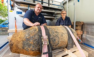 Ralf Kuhlpeter (l.) und Karl-Heinz Clemens von der Kampfmittelbeseitigung Arnsberg haben die Bombe entschärft. - Dennis Angenendt