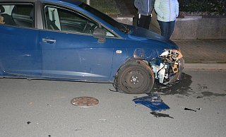 Die Schäden am Seat lassen darauf schließen, dass der Smart mit einiger Wucht in den Wagen gefahren sein muss. Foto: Polizei Herford - Polizei Herford