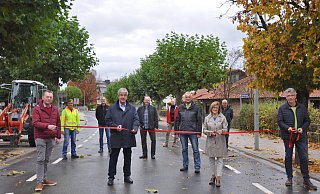 Jochen Bracht, Tief- und Straßenbau Bracht (vorn, v. l.), Bürgermeister Hermann Temme, seine Stellvertreter Robert Rissing und Ursula Grewe sowie Fachbereichsleiter Franz-Josef Sentler geben gemeinsam mit Axel Thöne, Firma Bracht, Dirk Ihmor und Michael Turk, beide Ingenieurbüro Turk, Alexander Frewer, Wasser- und Abwasserwerk, und Fachbereichsleiter Johannes Groppe die Nieheimer Straße für den Autoverkehr frei. - Helga Krooß