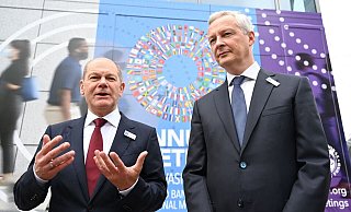 Auftritt in Washington: SPD-Kanzlerkandidat Olaf Scholz (l.) spricht mit dem französischen Finanzminister Bruno Le Maire. - AFP