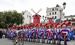 Der spätere Olympiasieger Remco Evenepoel passiert das Moulin Rouge. - Jan Woitas/dpa