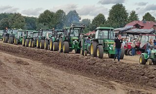 Ein langer Zug von Traktoren der Marke John Deere in den traditionellen Farben Grün und Weiß zog vorbei. - Nicole Kuper