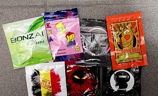Die bunten Plastikverpackungen täuschen über die Gefährlichkeit und Illegalität der gefährlichen Substanzen hinweg. - Polizei Aachen