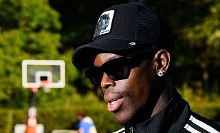 In Braunschweig sprach Dennis Schröder über die Ziele mit seinem neuen NBA-Team. - Julian Stratenschulte/dpa