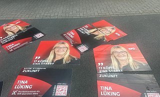 Die Wahlplakate von Tina Lüking wurden von Unbekannten an markanter Stelle zerschnitten. - Privat