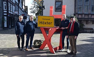 Claudia Pelz-Weskamp (v. l.), Christoph Missing und Markus Finger vom Vorstandsteam der Bürgerstiftung Höxter freuen sich zusammen mit Stadtführer Wilfried Henze auf den Neubürgerempfang. - Bürgerstiftung Höxter