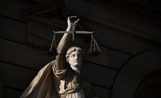 Stimmt der leibliche Vater einer Änderung des Nachnamens seines Kindes nicht zu, kann das Familiengericht seine Einwilligung ersetzen - wenn dies dem Kindeswohl dient. - Stefan Puchner/dpa/dpa-tmn