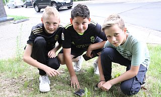 Moritz (v. l.), Hassan und Max zeigen auf die Stelle, wo sie das Portemonnaie gefunden haben. - Björn Kenter