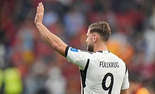 Nationalspieler Niclas Füllkrug winkt nach dem Spiel gegen Spanien. - Luca Bruno/AP/dpa