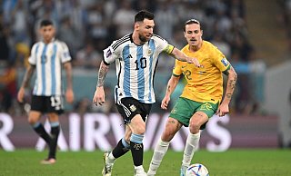 Australiens Jackson Irvine (r) spendet mit seinen Kameraden Teile ihrer Prämie an die Hilfsorganisation Oxfam. - Robert Michael/dpa