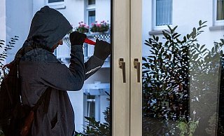 Weil er keine Arbeit hatte, kam der Mann mehrfach nach Bielefeld und erbeutete bei Einbrüchen eine beträchtliche Menge Geld. - Symbolfoto
