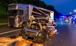 Der Fahrer des Kleinlasters erlitt lebensgefährliche Verletzungen. - Feuerwehr Porta/Michael Horst
