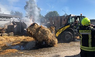 In einem Pferdestall und in einem Strohlager hat es in der Nacht gebrannt. Die Feuerwehr ist noch am Freitagvormittag mit den Arbeiten beschäftigt. - Nicole Sielermann