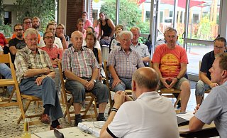 Volles Haus: Gut 50 Bürgerinnen und Bürger waren in das Forum der Grundschule in Tengern gekommen. - Klaus Frensing
