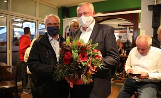 Mit Blumen gratuliert SPD-Stadtverbandschef Hans-Josef Held (l.) am Wahlabend dem neuen Bürgermeister Daniel Hartmann. - Simone Flörke
