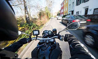 Autofahrer dürfen nach einer Schulung nun auch leichte Motorräder fahren. - Symbolfoto/ picture alliance