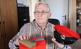 Zeitzeuge Lothar Heine mit Andenken an die englische Besatzungszeit. - Foto: Nicole Sielermann