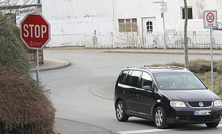 Das Stoppschild an der Nordbahnstraße, Ecke Lange Straße zeigt seit Sturmtief Zeynep in die falsche Richtung. - Ulf Hanke