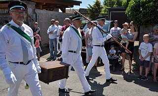 Die Regenten Björn und Sabrina Meißner stehen im Mittelpunkt es Festes - Helga krooß