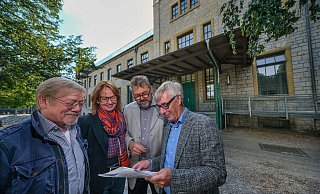 Blick auf die Hechelei: Wolfgang Goldbeck, Isolde Wrazidlo, Reinhold Peter und Udo Witthaus planen hier ein neues Naturkundemuseum. - Foto: Andreas Zobe/NW