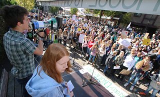 Beeindruckende Kulisse: Zu den abschließenden Kundgebungen auf dem Barmeierplatz strömten weit über 500 Demonstranten. Henning Olfermann und Hannah Bultmann von der Engeraner Fridays4Future-Gruppe waren überwältigt von dieser Resonanz. - Andreas Sundermeier