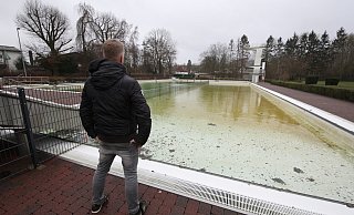 Schwimmmeister Benjamin Mettenbrink wirft einen letzten Blick auf das Areal. - Gerald Dunkel