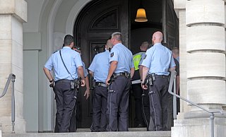 Polizisten gingen vor den Hunden ins Rathaus, um die Bereiche einzugrenzen, in denen die Hunde suchen sollten. - Frank-Michael Kiel-Steinkamp