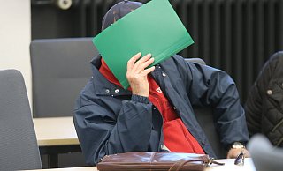 Der 75-Jährige verbirgt sein Gesicht hinter einem grünen Aktendeckel und einer dunklen Sonnenbrille. Ihm ist die Tat heute unangenehm, bei seinem Opfer hat er sich in einem Brief entschuldigt. - Claus Frickemeier