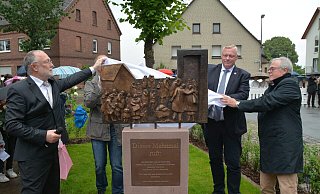 Das Mahnmal wird enthüllt von Michael Stoltz (v. l.), Ferdinand Welling, Daniel Hartmann und Klaus Schumacher. - Thomas Kube