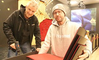 Die Elferräte Frank Oppermann (l.) und Manuel Jacke bauen das Bühnenbild ab. - Burkhard Battran