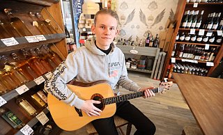 Cedric Bastert und seine Gitarre sind eins. Schon in der Grundschule war klar, dass sie sein Instrument ist. - Nicole Sielermann