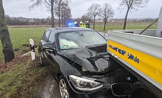 Die Motohaube des auffahrenden Pkws hat sich unter die Pritsche des Kleinlasters geschoben. - Burkhard Battran