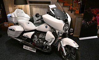 Papst Leo XIV. hatte das Motorrad im September in Rom in Empfang genommen. (Archivbild) - Felix Hörhager/dpa