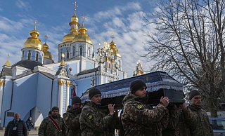 Soldatenbegräbnisse sind für die Ukraine bitterer Alltag geworden. (Archivbild) - Efrem Lukatsky/AP/dpa