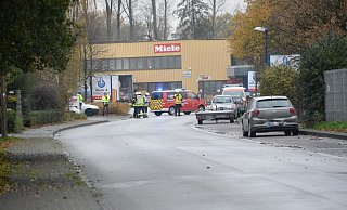 Die Polizei rückte mit mehreren Einsatzkräften an die Gottlieb-Daimler-Straße aus. - Andreas Eickhoff