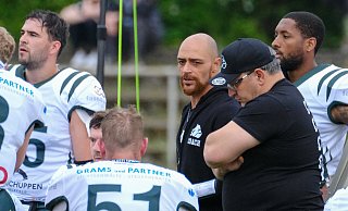 Die Bulldogs mit Headcoach Bert Smith (Mitte), Quarterback Malik Brown (r.) und Assistenztrainer Giacomo Pizzo (vorn rechts) haben eine starke Saison in der Regionalliga hinter sich. - Andreas Zobe