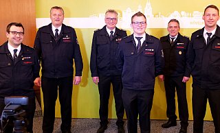 Extra mit Abstand aufgestellt: Patrick Falkenrich (v. l.), Lothar Marxcord, Peter Kesselmeier, Sebastian Lienen, Michael Kesselmeier, Max Rempe und Bürgermeister Michael Berens. - Freiwillige Feuerwehr Hövelhof