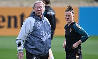 Bundestrainer Horst Hrubesch spricht beim Training der Frauen-Nationalmannschaft mit Marina Hegering. - Arne Dedert/dpa