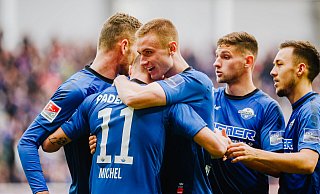 Paderborner Jubeltraube um den Torschützen zum 1:0, Sven Michel. - Besim Mazhiqi