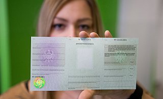 Der neue Ausweis (hier eine Blankoversion) soll künftig Doppelregistrierungen verhindern und das Asylverfahren vereinfachen. In der Ausländerbehörde bedeutet er erst einmal mehr Arbeit. - Oliver Krato