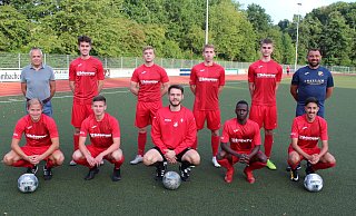 Der SV Gadderbaum und seine Neuen: Hans-Georg Becker (sportlicher Leiter, o.v.l.), Thore Leidecker, Dominik Kober, Clemens Koepke, Daniel Steibrück und Trainer Aykut Aydinel. Rafael Krieft (u.v.l.), Paul Wöhrmann, Florian Künstler, Walid Yerima und Oussama El-Rhoundour. FOTO: Heinz-Dieter Klusmeyer - Heinz-Dieter Klusmeyer