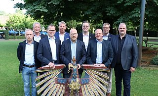 Die Spitze des PBSV: Rüdiger Uhle (v.l.), Peter Disselnmeyer, Schützenkönig Ralf Brinkmann, Jürgen Lutter, Frank Langenhorst, Thomas Spieker, Bernd Zengerling und Christian Lüke. - Birger Berbüsse