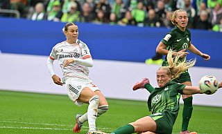 Bayern-Torschützin Klara Bühl (l). - Swen Pförtner/dpa