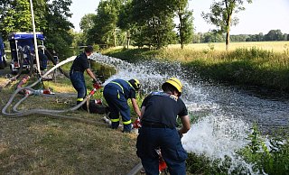 Mitarbeiter des Technischen Hilfswerk pumpten Wasser aus der Ems im Kreis Gütersloh und sprühten es wieder zurück. - Andreas Eickhoff