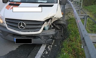 Der Sprinter kam in der Autobahn-Auffahrt zum Stehen. Es entstand Sachschaden in Höhe von rund 30.000 Euro. - Polizei