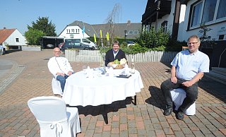 Stemwedes Bürgermeister Kai Abruszat (Mitte) setzt auf Lockerungen für das Gastgewerbe. Gleiches tun auch die Gastronomen Rüdiger Meyer-Pilz (l.) und Ferdinand Jobusch. - Joern Spreen-Ledebur