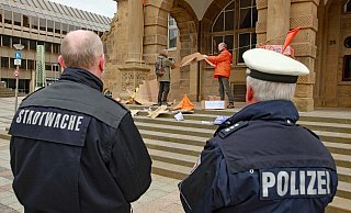 Ordnungsamt und Polizei überwachen den Abbau der Installation. - Stefan Becker